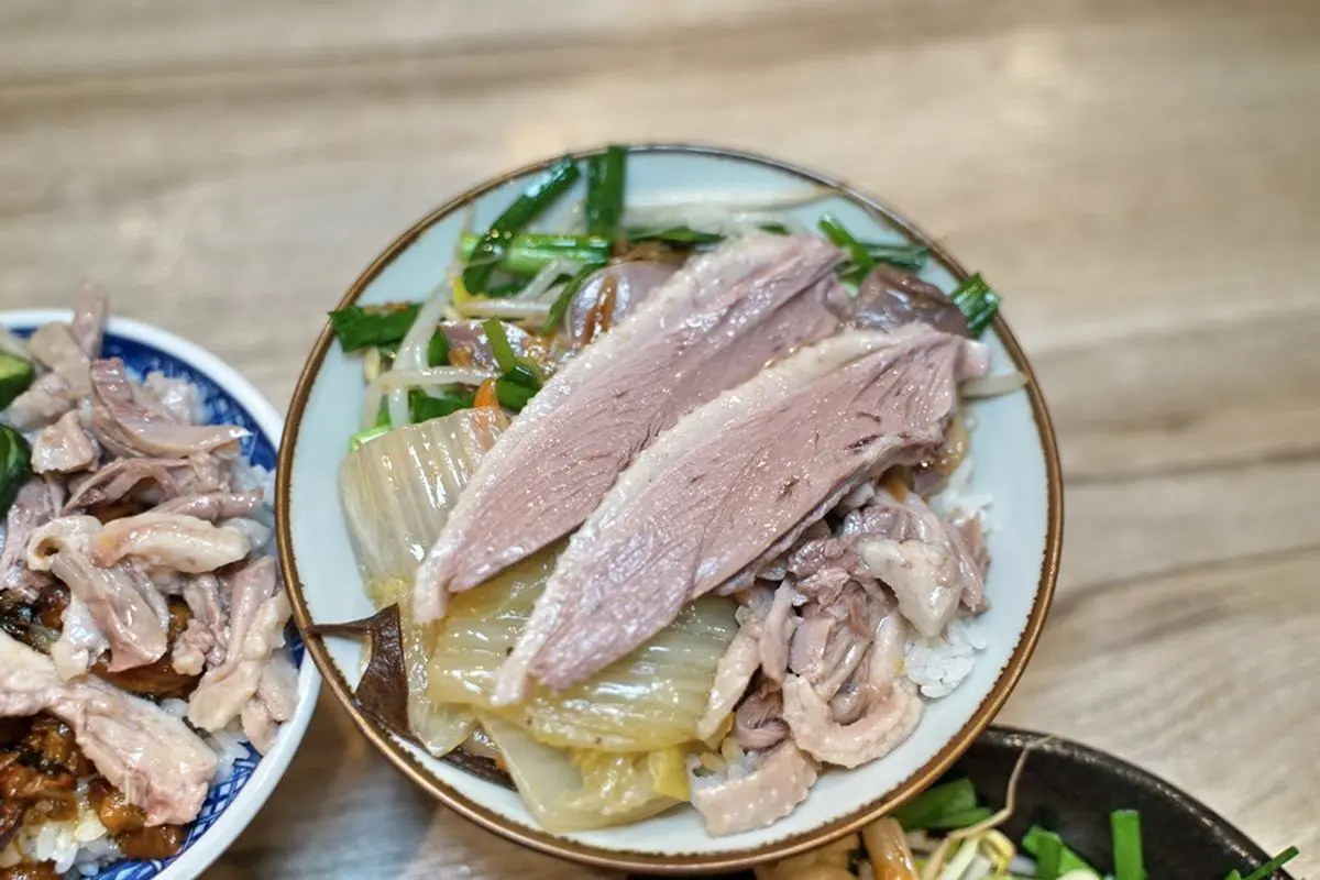 被滷肉飯耽誤的鵝肉店!新竹「鵝滷飯」肥瘦適中超唰嘴,必配隱藏版鵝油辣椒 被滷肉飯耽誤的鵝肉店!新竹「鵝滷飯」肥瘦適中超唰嘴,必配隱藏版鵝油辣椒
