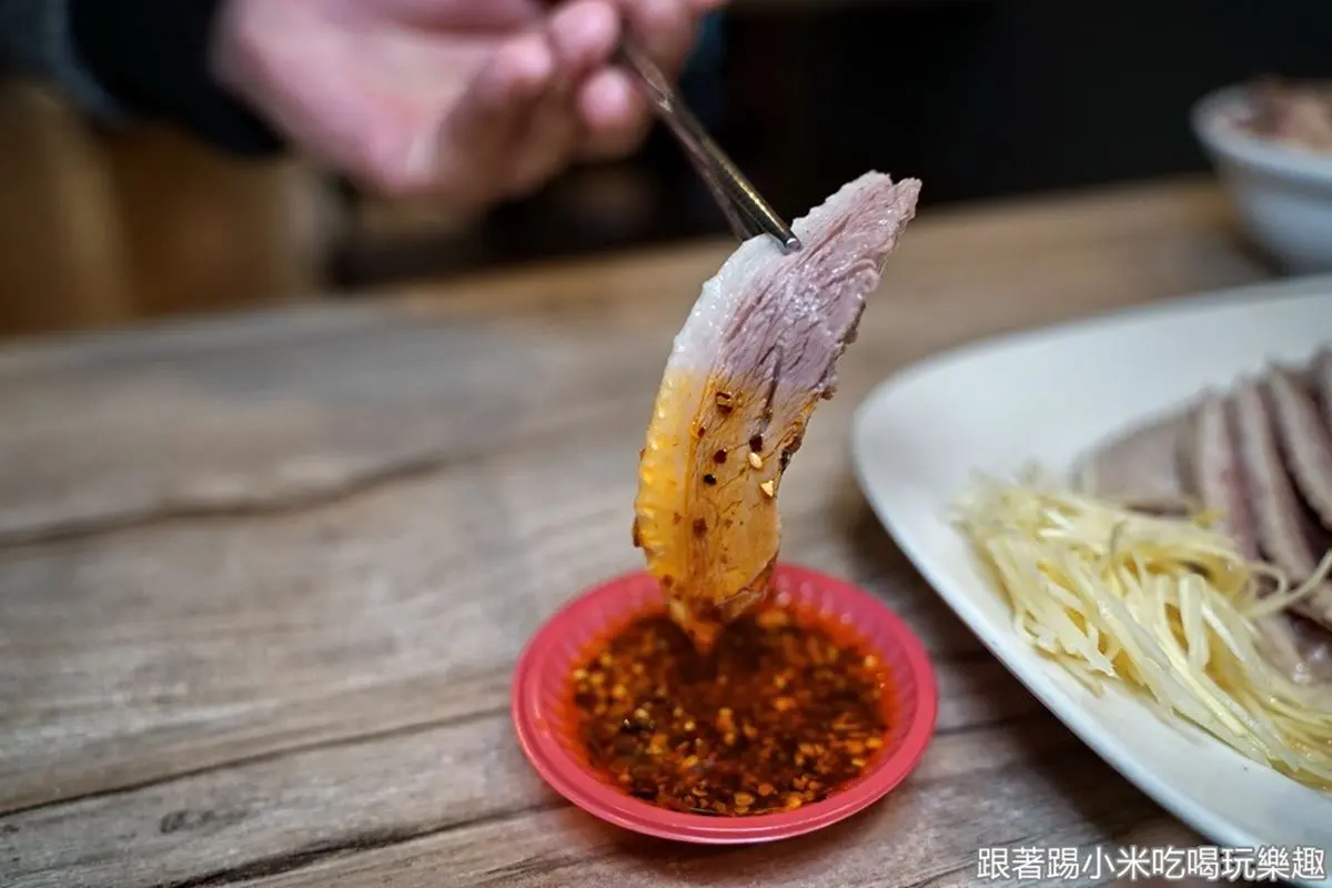被滷肉飯耽誤的鵝肉店!新竹「鵝滷飯」肥瘦適中超唰嘴,必配隱藏版鵝油辣椒 被滷肉飯耽誤的鵝肉店!新竹「鵝滷飯」肥瘦適中超唰嘴,必配隱藏版鵝油辣椒