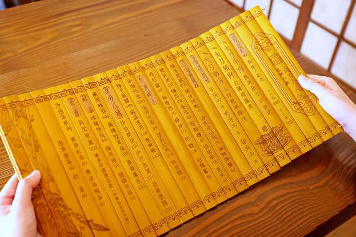 【新開店】全台首家!台中「宮廷風火鍋」有整隻牛骨,厚切菲力像排骨一樣大 【新開店】全台首家!台中「宮廷風火鍋」有整隻牛骨,厚切菲力像排骨一樣大