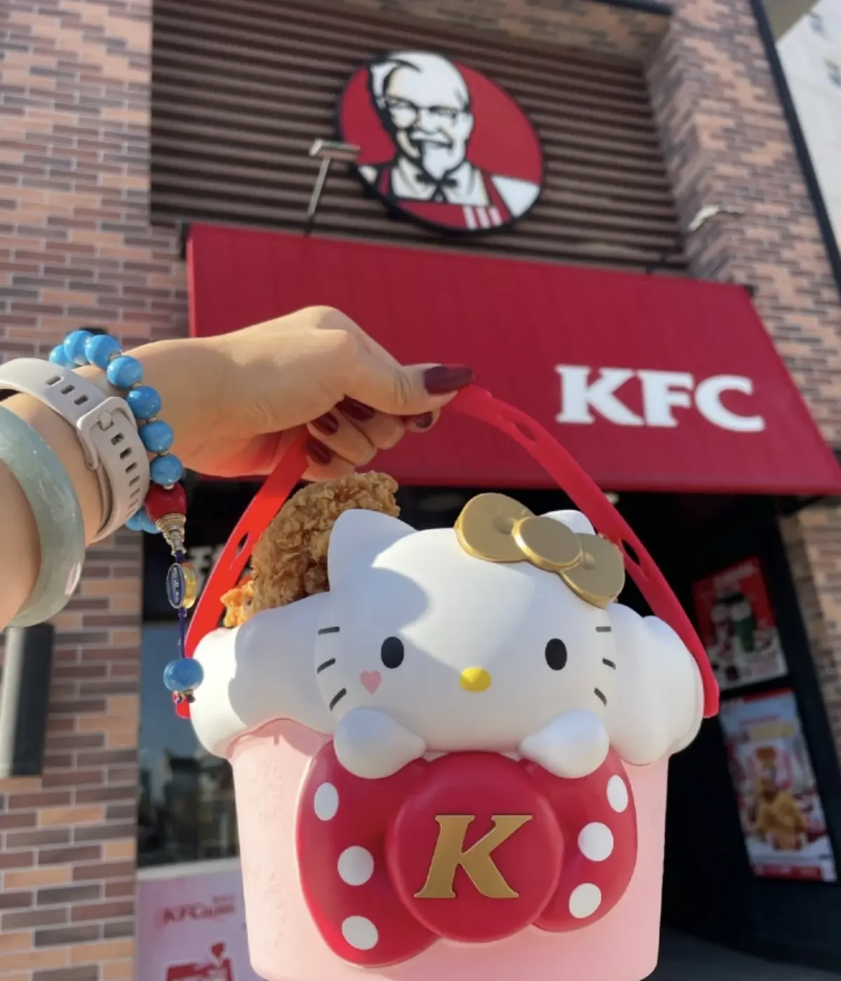 Kitty粉注意！肯德基「Hello Kitty炸雞桶＋三麗鷗列車」萌翻，網：敲碗台灣開賣