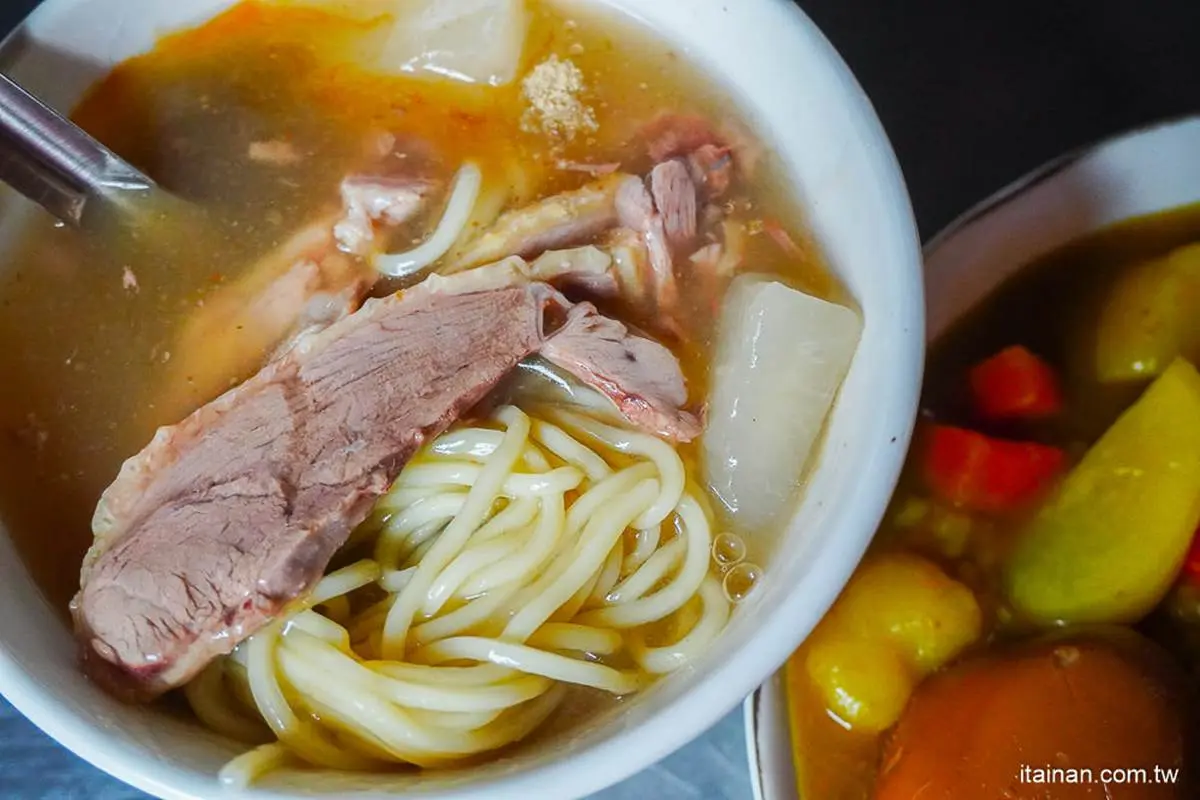 全台５家50年起跳肉羹：濃郁蒜香湯頭、咖哩飯搭鴨肉羹、新莊廟街祕店