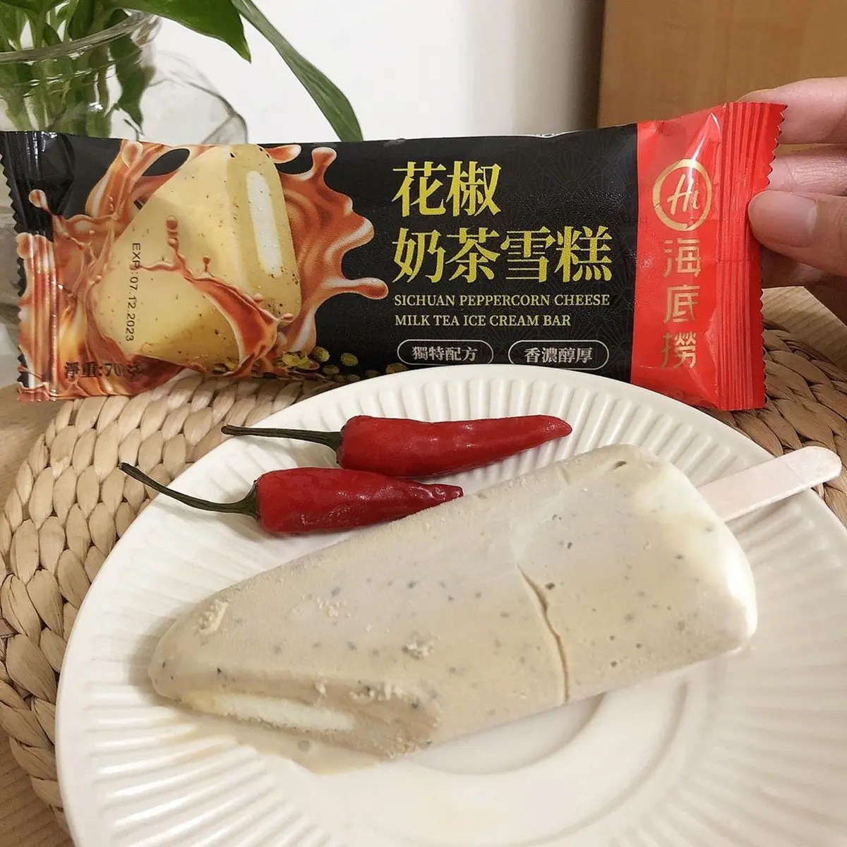 麻辣控快嘗鮮!海底撈「花椒奶茶雪糕」全家就買得到,起司雪糕+花椒香氣超唰嘴 麻辣控快嘗鮮!海底撈「花椒奶茶雪糕」全家就買得到,起司雪糕+花椒香氣超唰嘴