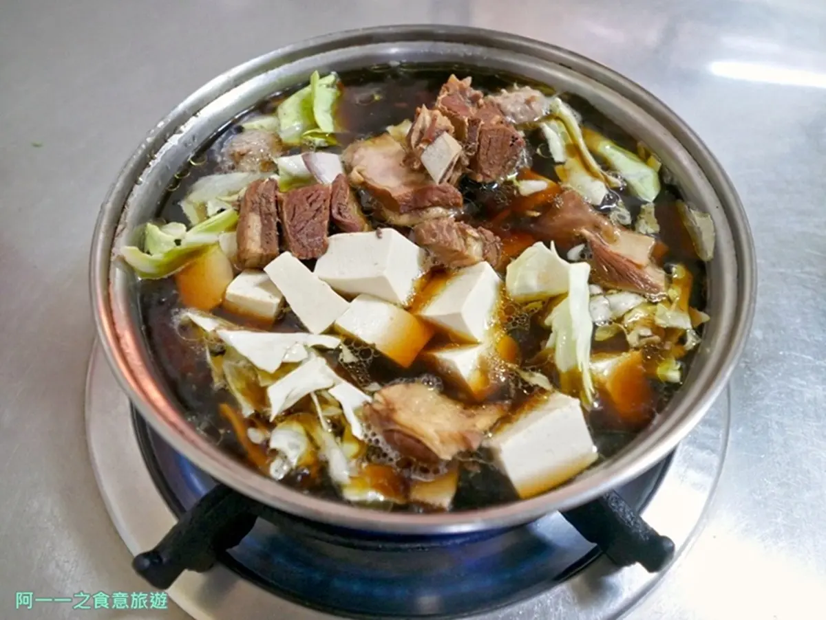泡完湯必吃！台東知本「排隊羊肉爐」湯頭超鮮美，再搭唰嘴羊肉炒麵更滿足