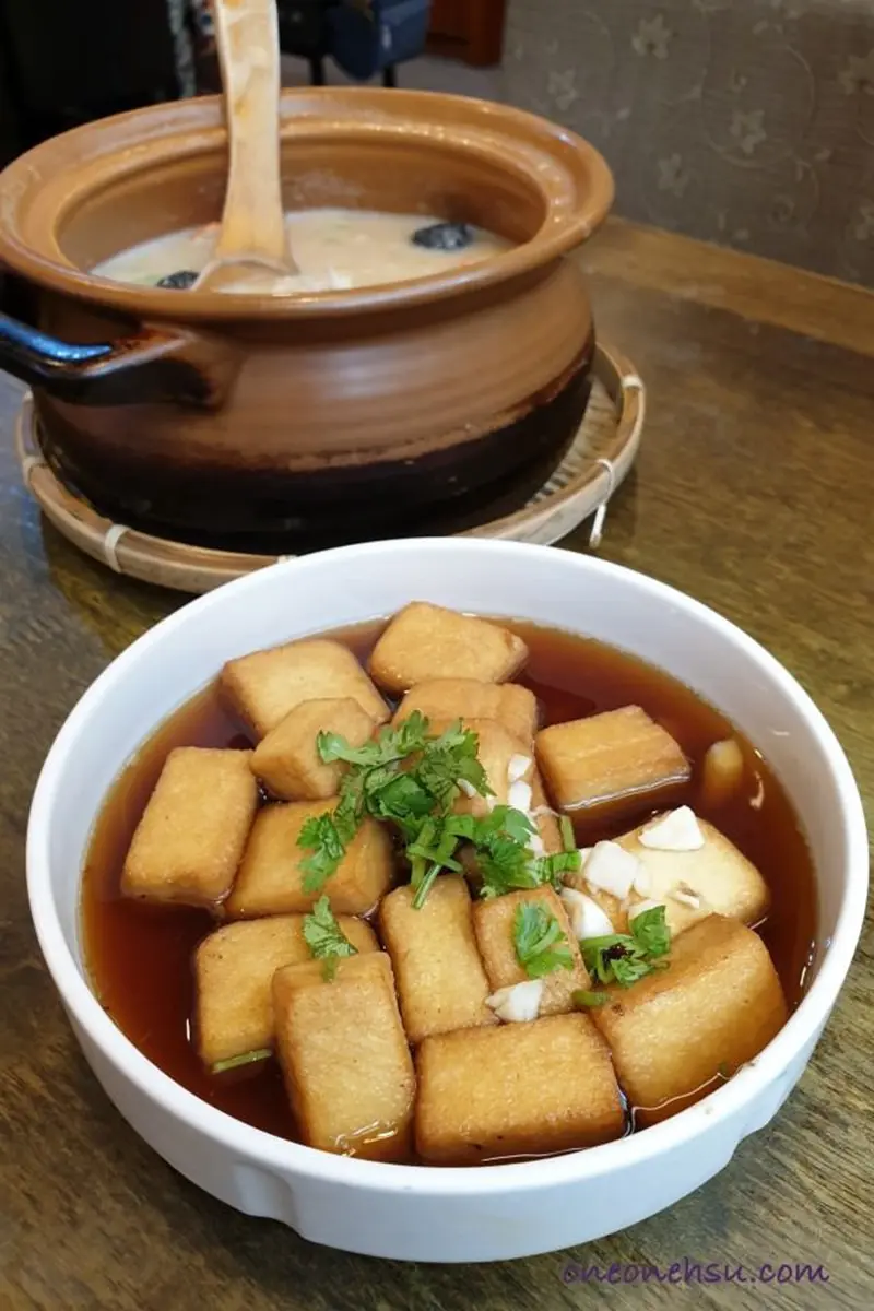 新北最難預約砂鍋粥！高湯滾煮生米再加「堅果醬」超滑順，熱炒必點脆皮肥腸