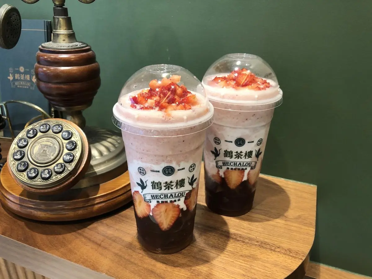 草莓控再接招！鶴茶樓超夯「草莓甘露」第２杯半價，歇腳亭２新品再送棒棒糖
