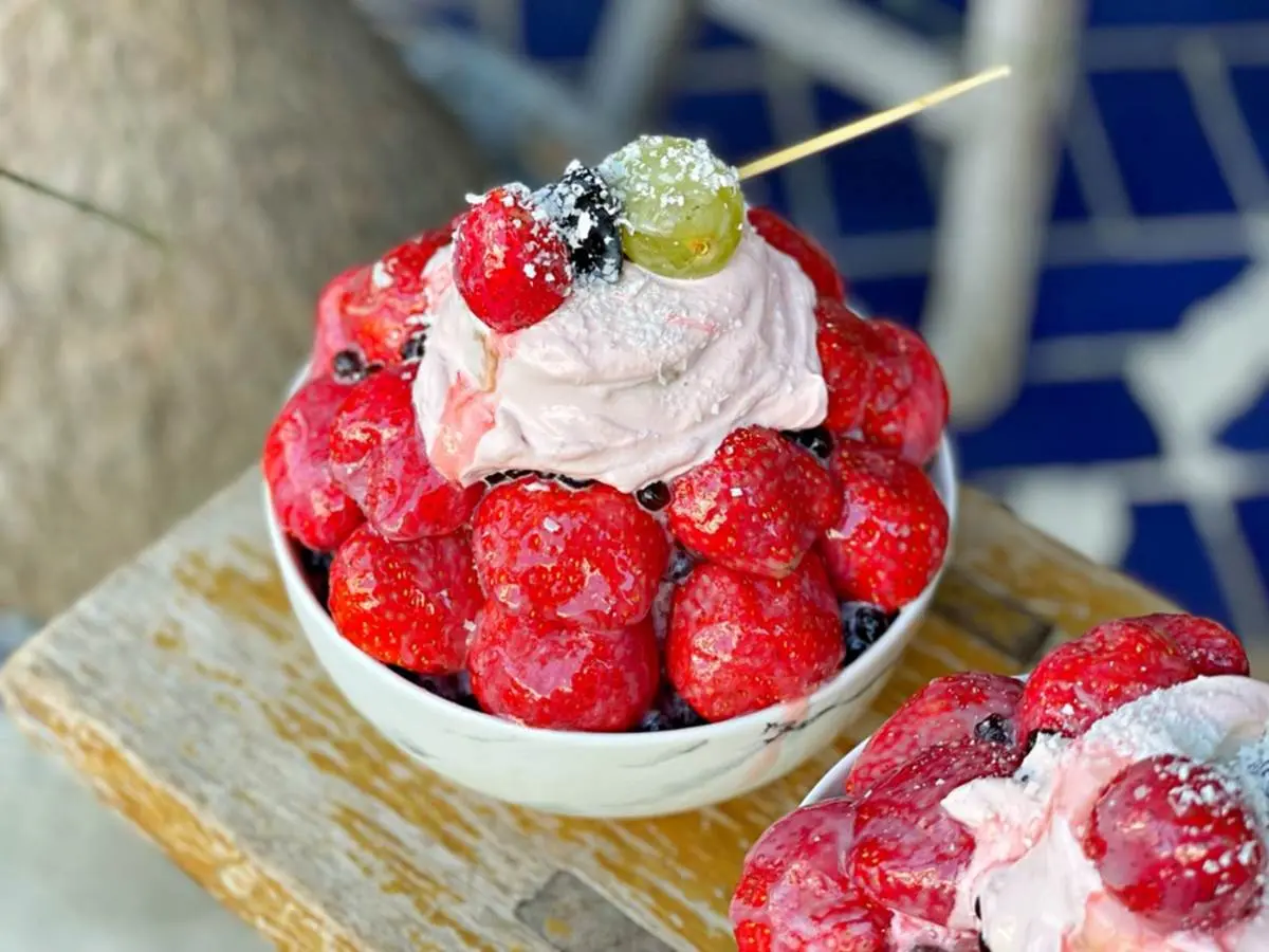 草莓控快看！台南排隊冰店「草莓串串冰」來了，５元加購限量超萌雪人糖葫蘆