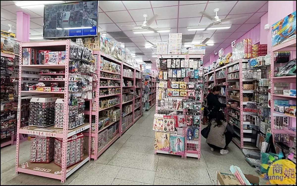 玩具界的好市多！台中「玩具批發場」耶誕禮物超好挑，持會員卡公仔買一送一