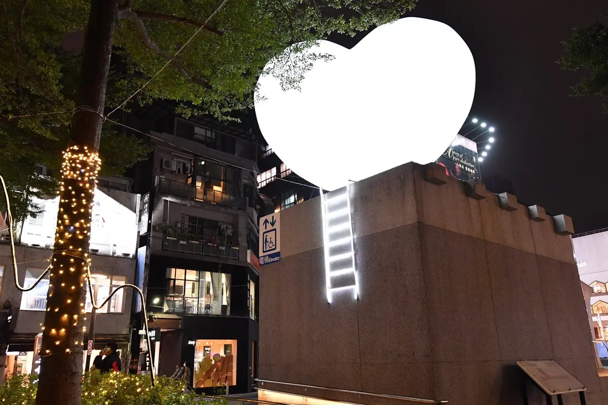 耶誕嗨到跨年!台北「6大燈區」玩轉聲光饗宴,打卡夢幻透明水晶隧道、雪白燈海 耶誕嗨到跨年!台北「6大燈區」玩轉聲光饗宴,打卡夢幻透明水晶隧道、雪白燈海