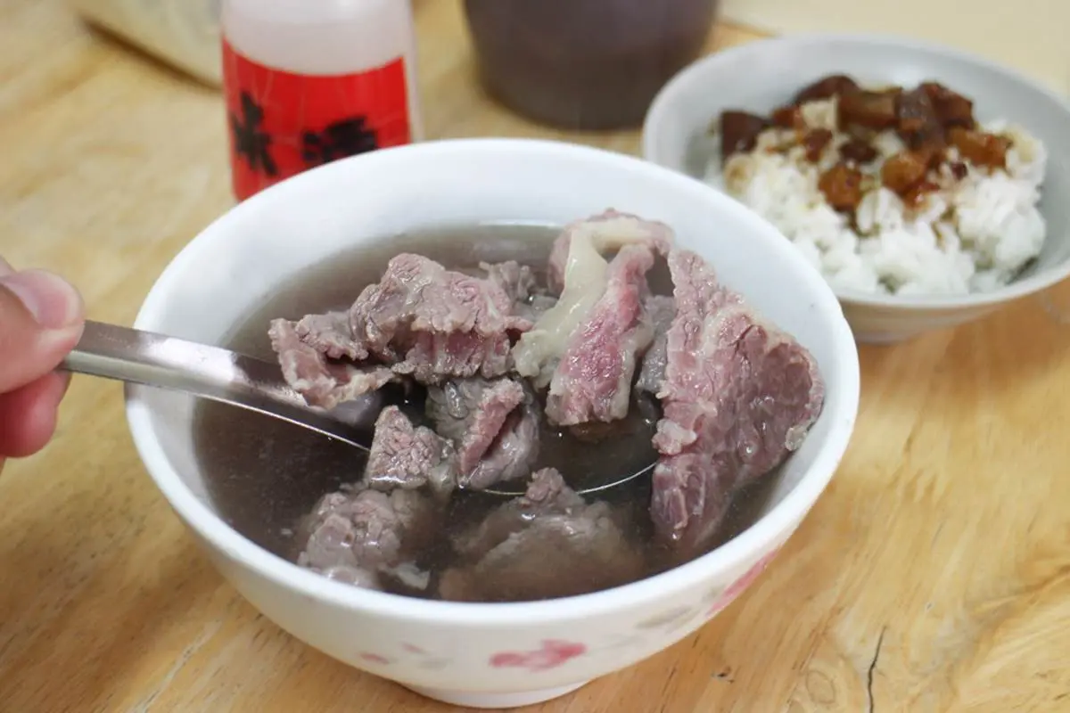 在地人才知道!台南20年「牛肉湯」先搶限量五花肉,嗜辣者必搭「強力椒」 在地人才知道!台南20年「牛肉湯」先搶限量五花肉,嗜辣者必搭「強力椒」