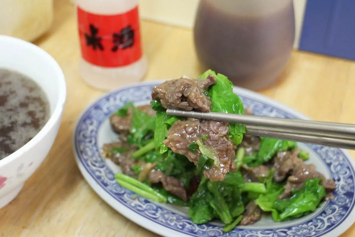 在地人才知道!台南20年「牛肉湯」先搶限量五花肉,嗜辣者必搭「強力椒」 在地人才知道!台南20年「牛肉湯」先搶限量五花肉,嗜辣者必搭「強力椒」