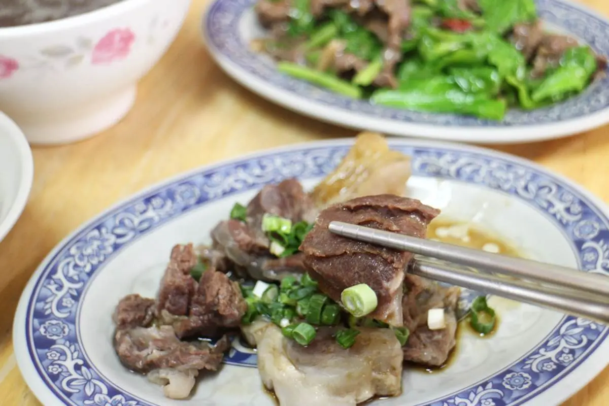 在地人才知道!台南20年「牛肉湯」先搶限量五花肉,嗜辣者必搭「強力椒」 在地人才知道!台南20年「牛肉湯」先搶限量五花肉,嗜辣者必搭「強力椒」