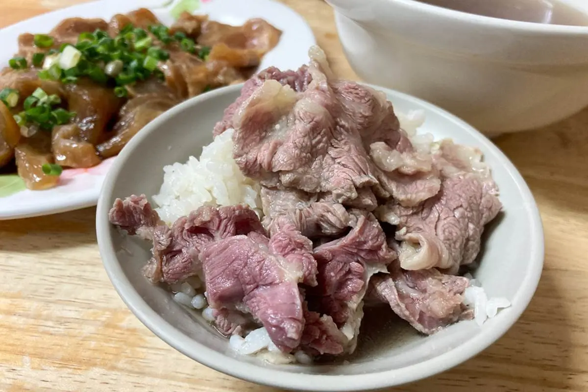 在地人才知道!台南20年「牛肉湯」先搶限量五花肉,嗜辣者必搭「強力椒」 在地人才知道!台南20年「牛肉湯」先搶限量五花肉,嗜辣者必搭「強力椒」