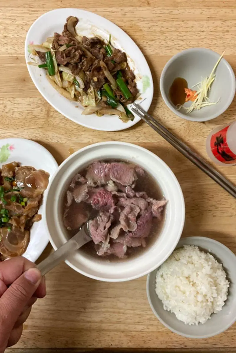 在地人才知道!台南20年「牛肉湯」先搶限量五花肉,嗜辣者必搭「強力椒」 在地人才知道!台南20年「牛肉湯」先搶限量五花肉,嗜辣者必搭「強力椒」