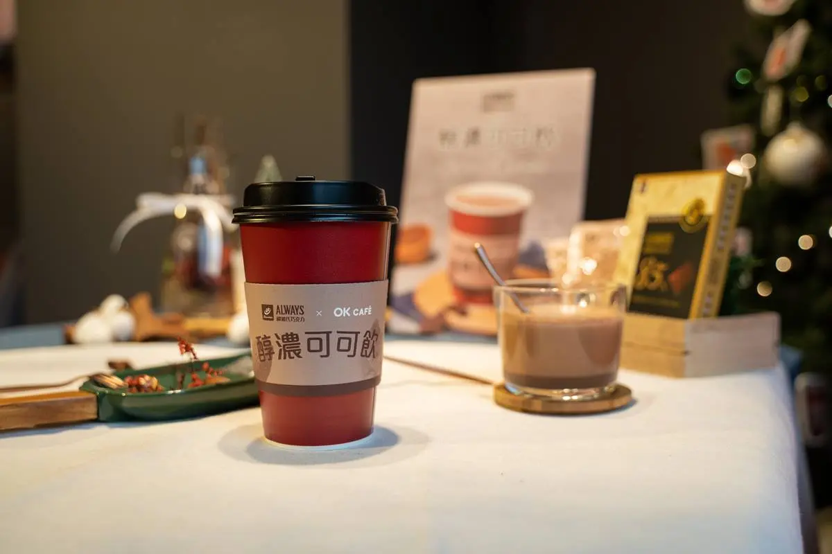 OKmart推聯名可可飲了！冬季巧克力飲５選：麻古提拉米蘇、茶巧克力買一送一