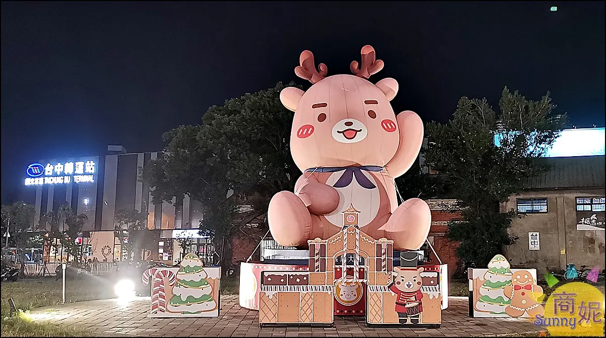 耶誕必衝！台中車站打卡巨型鐵鹿公仔，爽逛限定快閃店、美拍超萌貼圖背板