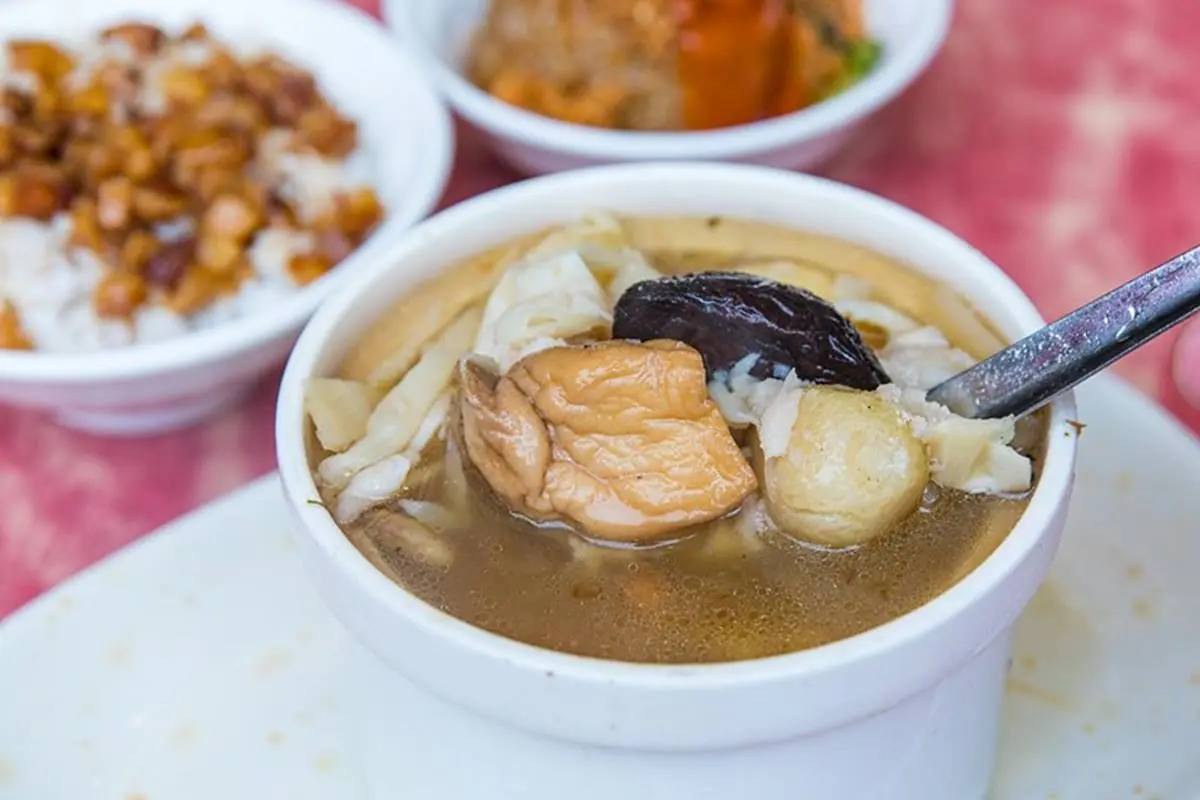 85元就能嗑！華西街「滿料佛跳牆」１人也能吃，塞入大塊芋頭、排骨CP值爆表