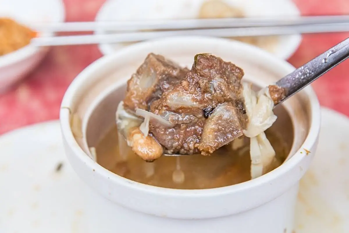 85元就能嗑！華西街「滿料佛跳牆」１人也能吃，塞入大塊芋頭、排骨CP值爆表