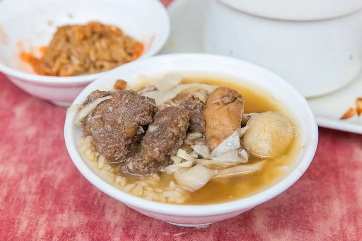 85元就能嗑！華西街「滿料佛跳牆」１人也能吃，塞入大塊芋頭、排骨CP值爆表