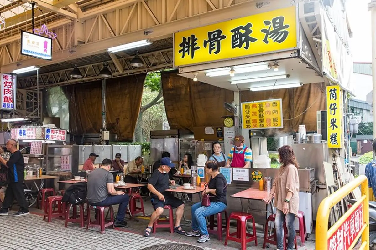 85元就能嗑！華西街「滿料佛跳牆」１人也能吃，塞入大塊芋頭、排骨CP值爆表