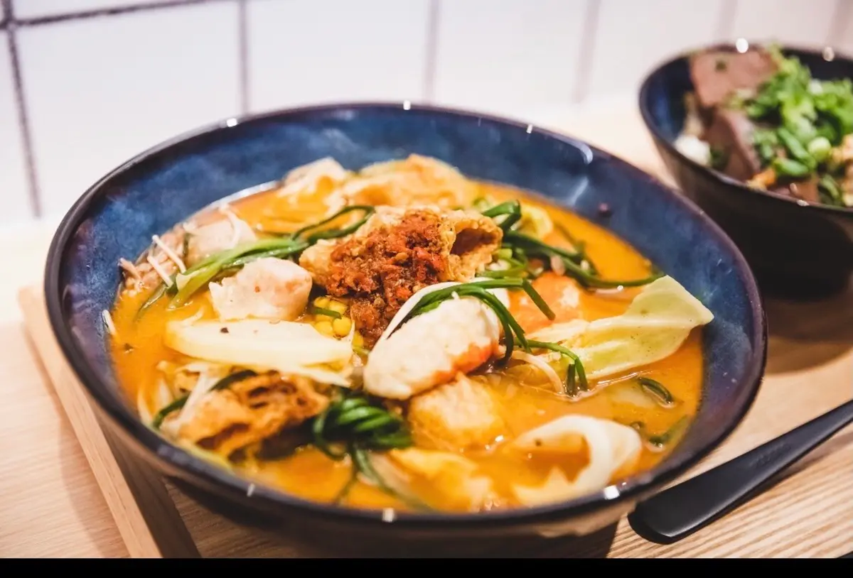 新竹最狂「手搖飲ｘ麻辣燙」店中店！必點楓流鴨搭茶飲，午餐到宵夜都能爽吃