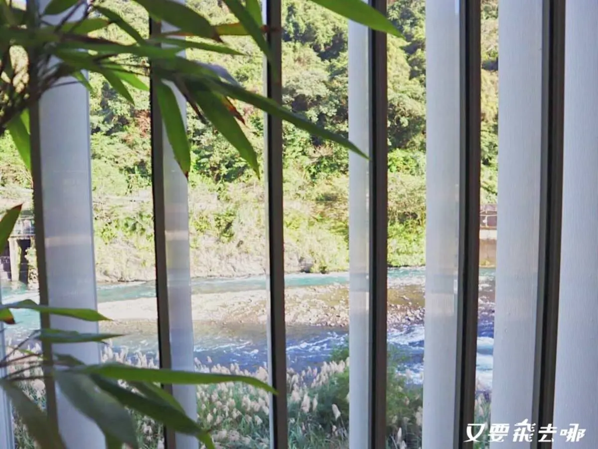 １人只要200元！烏來「日式景觀湯屋」爽泡SPA按摩池，還能看電視超放鬆