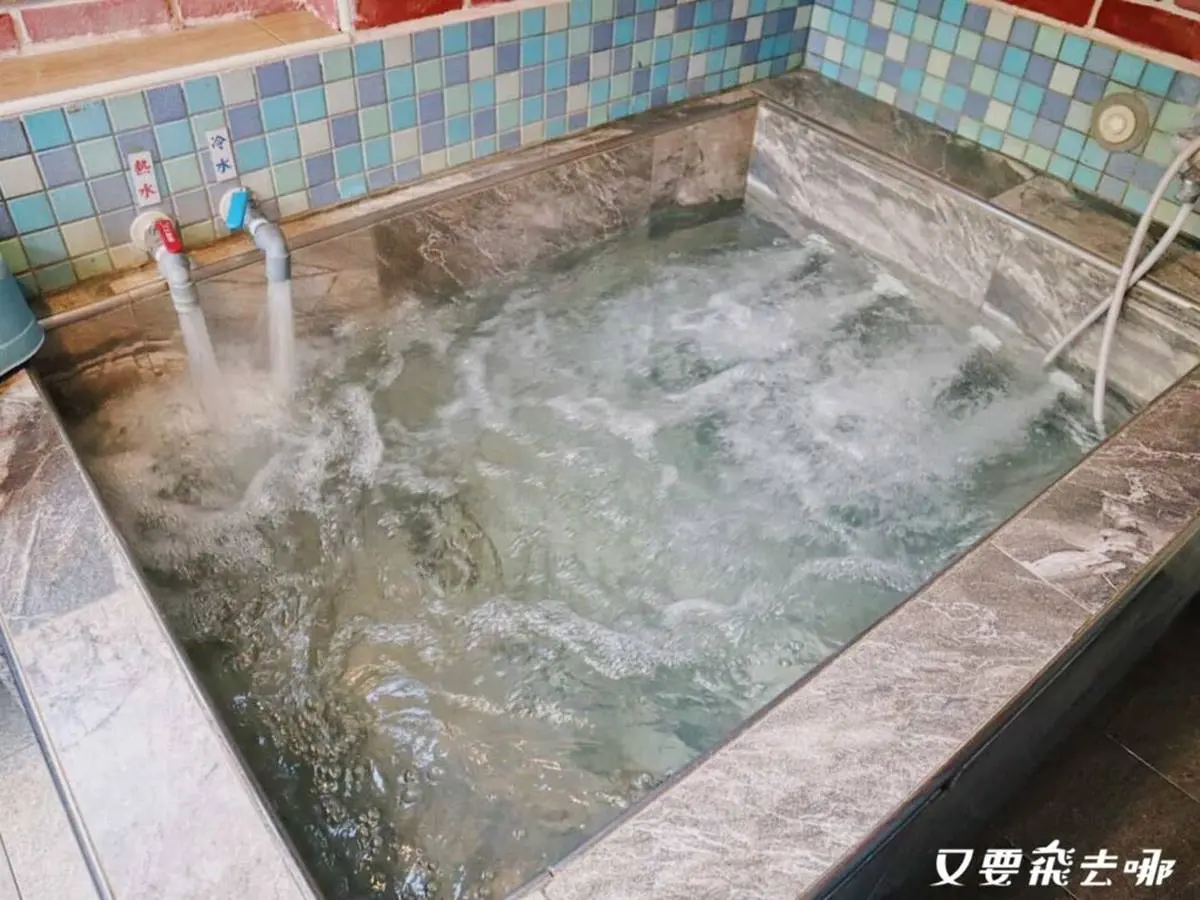 １人只要200元！烏來「日式景觀湯屋」爽泡SPA按摩池，還能看電視超放鬆