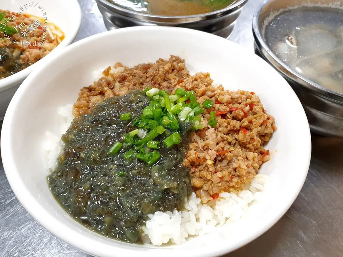 在地人激推！新店小吃「三色飯」１碗有多種吃法，塔香辣肉醬加皮蛋香氣獨特