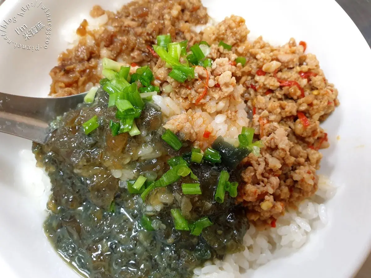 在地人激推！新店小吃「三色飯」１碗有多種吃法，塔香辣肉醬加皮蛋香氣獨特