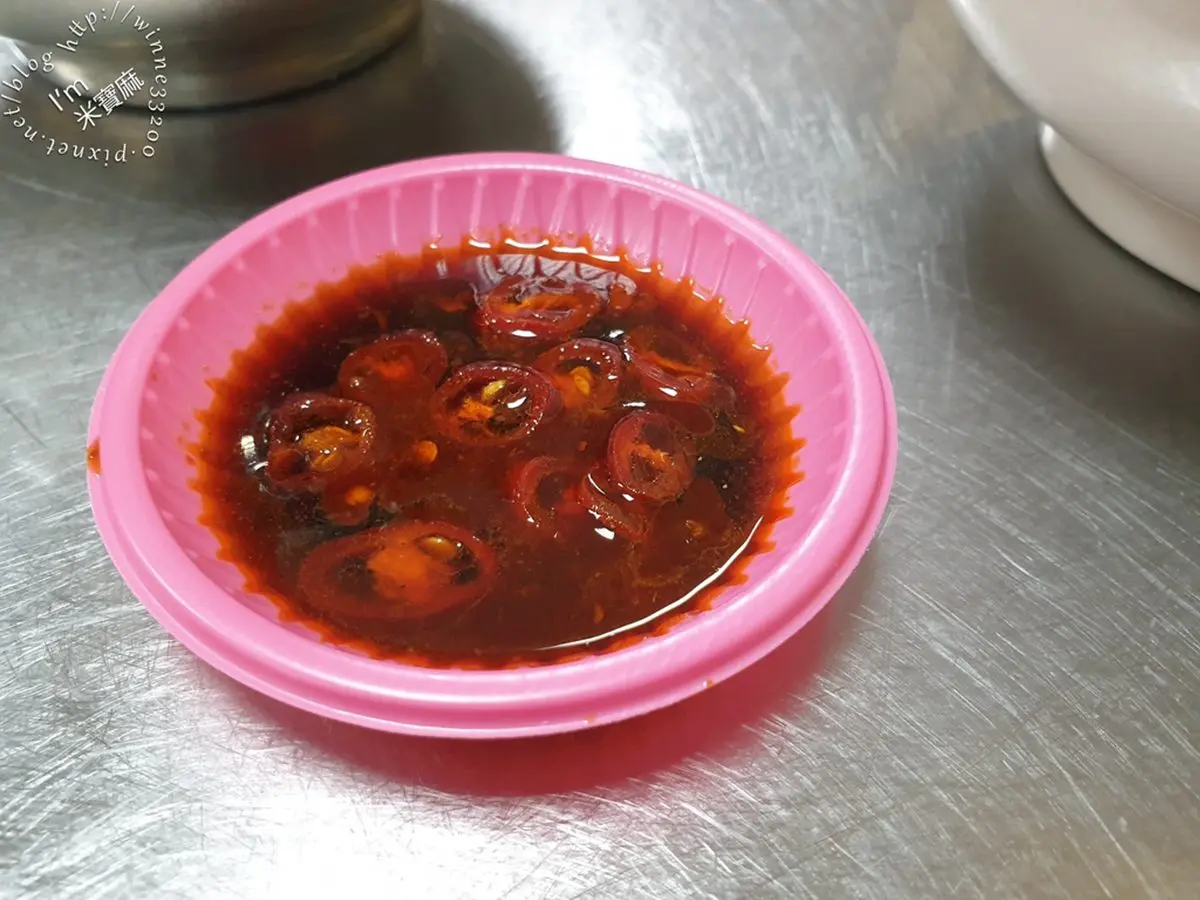 在地人激推！新店小吃「三色飯」１碗有多種吃法，塔香辣肉醬加皮蛋香氣獨特