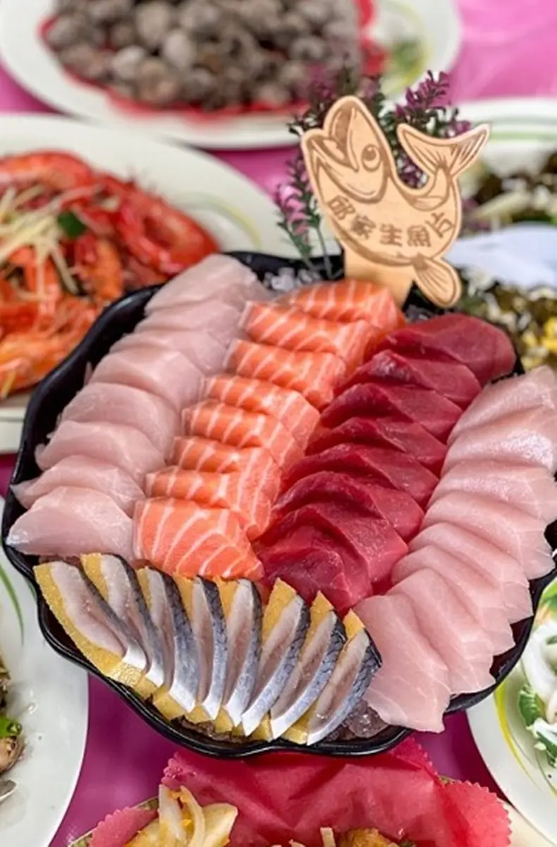 專程去吃也划算!墾丁浮誇「厚切生魚片」1片只要5元,現抓龍蝦煮湯最鮮甜 專程去吃也划算!墾丁浮誇「厚切生魚片」1片只要5元,現抓龍蝦煮湯最鮮甜