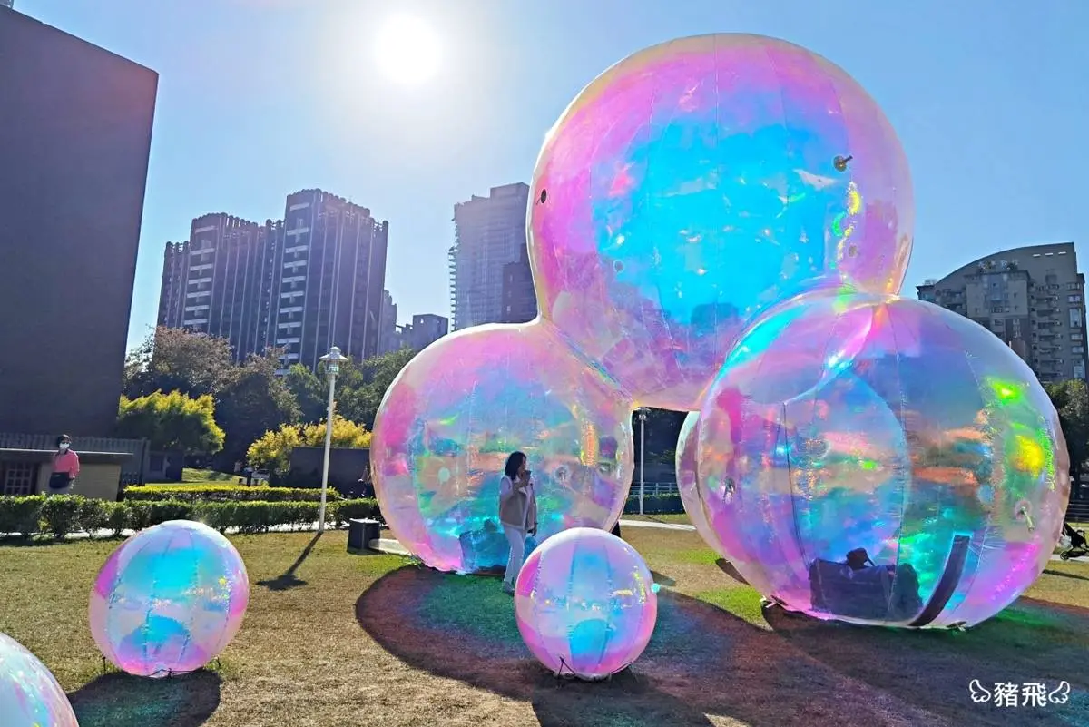 台中最新「巨型彩虹泡泡」登場!打卡超夢幻七彩泡泡球,夜晚點燈更好拍 台中最新「巨型彩虹泡泡」登場!打卡超夢幻七彩泡泡球,夜晚點燈更好拍