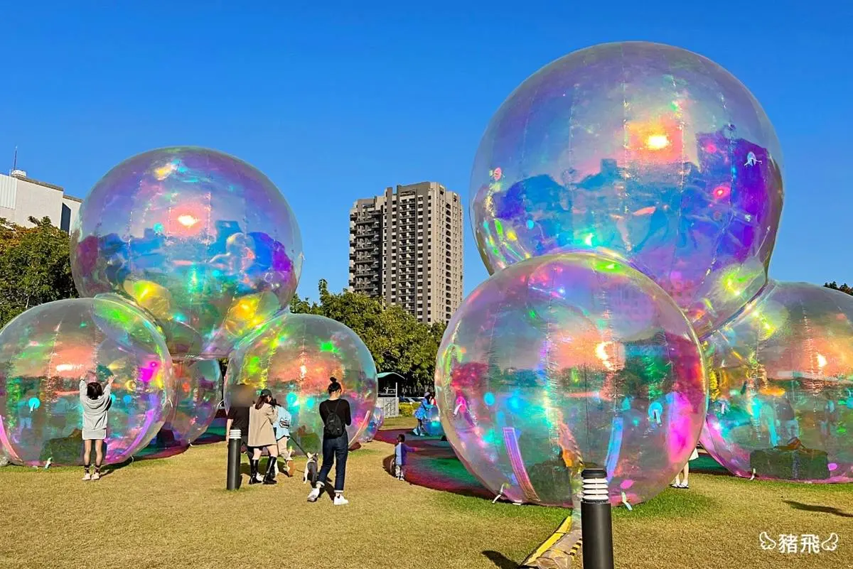 台中最新「巨型彩虹泡泡」登場!打卡超夢幻七彩泡泡球,夜晚點燈更好拍 台中最新「巨型彩虹泡泡」登場!打卡超夢幻七彩泡泡球,夜晚點燈更好拍
