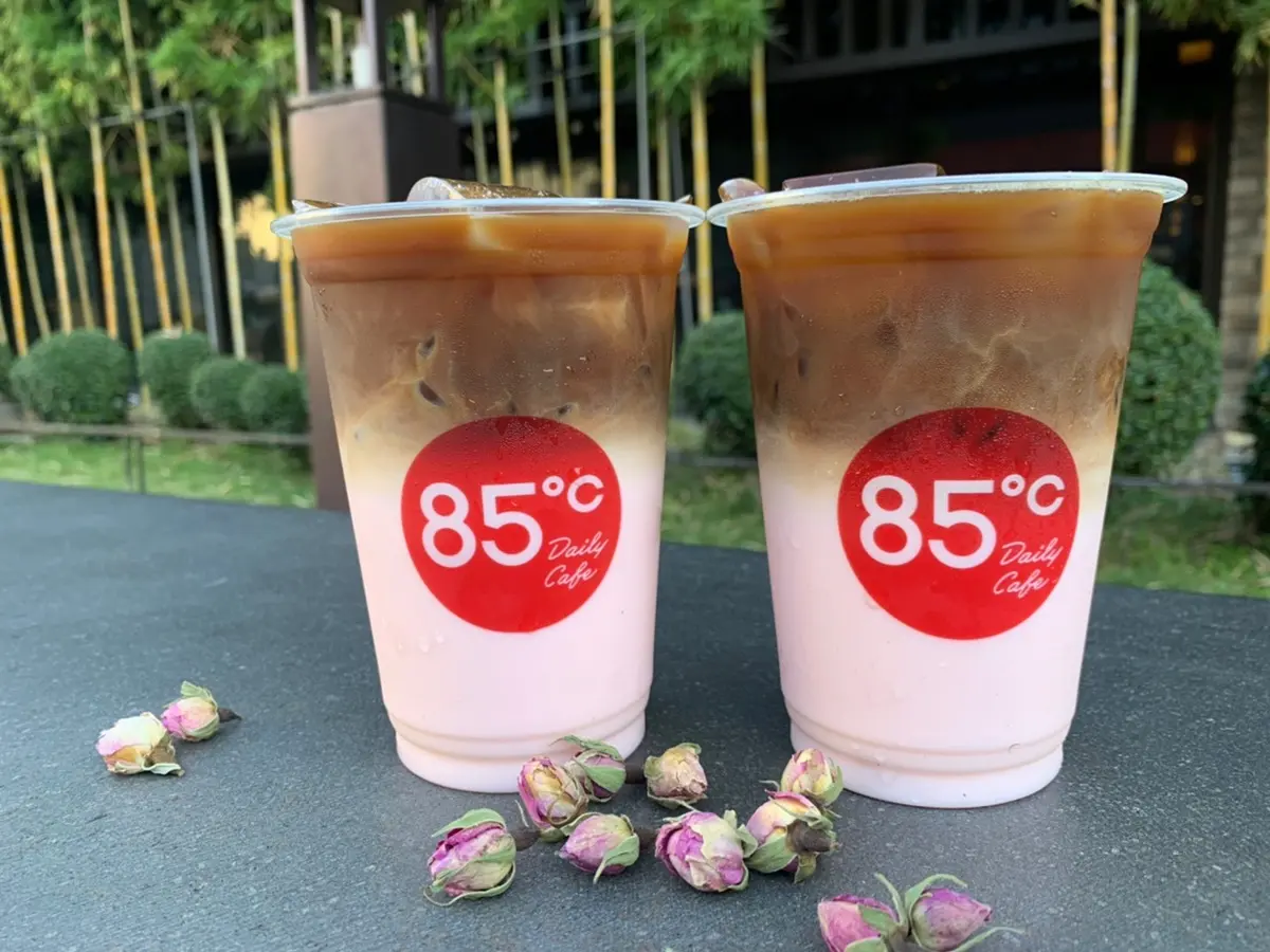 85度C連續16天「第2杯20元起」!冰奶茶、玫瑰拿鐵都有,再吃超Q熊掌包 85度C連續16天「第2杯20元起」!冰奶茶、玫瑰拿鐵都有,再吃超Q熊掌包