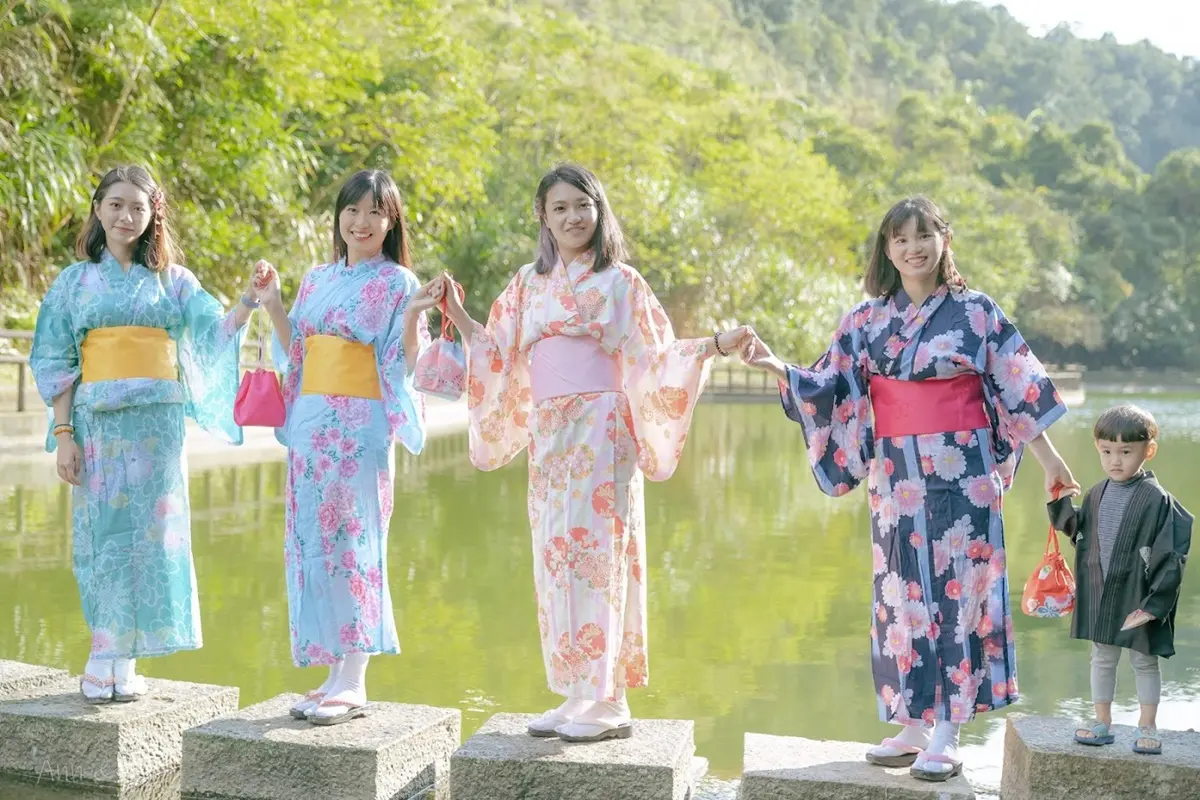 秒飛日本！宜蘭最新「環湖祕境」體驗穿日式和服，必拍超Q精靈村、茶屋造景