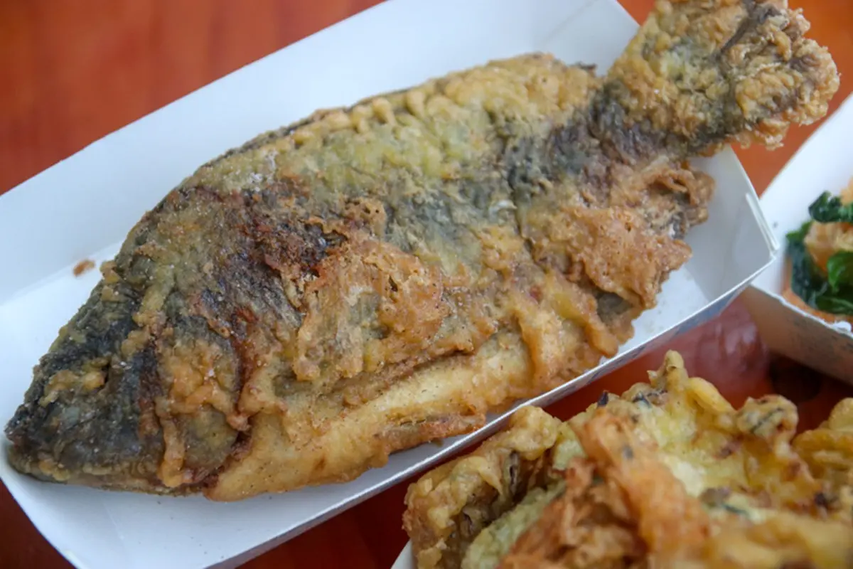 台南超狂海產批發商！整尾現炸吳郭魚只要50元，隱藏版「炸蝦加蚵嗲」也必點