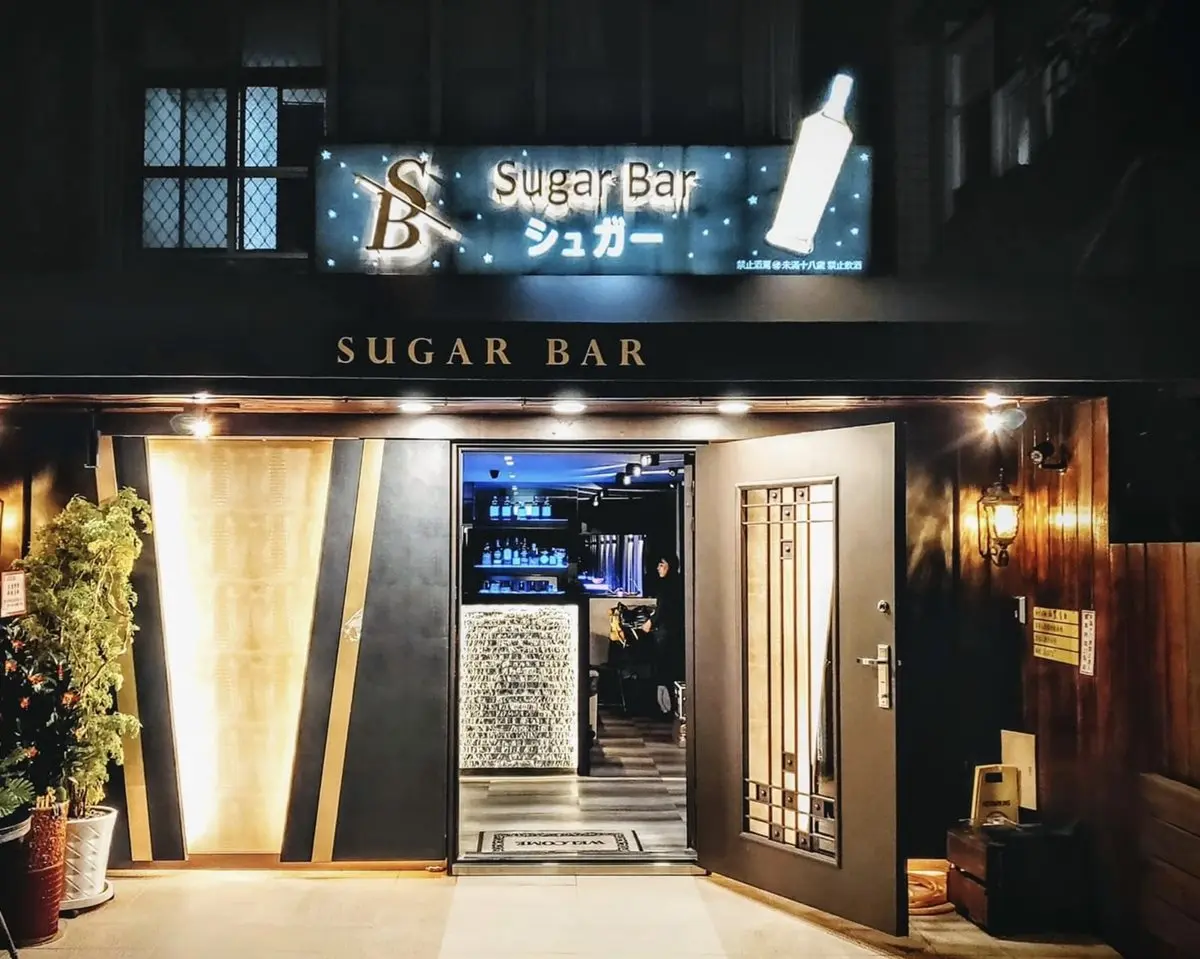 ２家《華燈初上》打卡酒店！光酒吧導覽、媽媽桑妝髮體驗，還有劇中場景火鍋