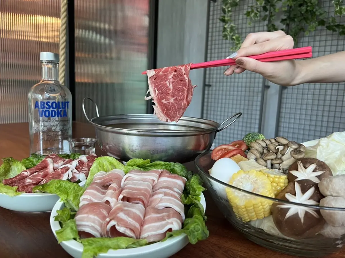 ２家《華燈初上》打卡酒店！光酒吧導覽、媽媽桑妝髮體驗，還有劇中場景火鍋