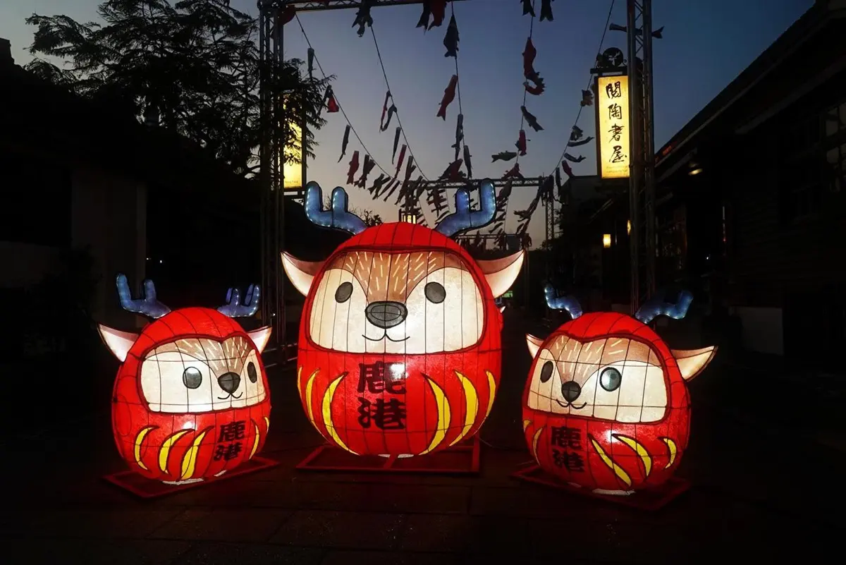 最正宗台版奈良「梅花鹿大道」！整群「小鹿不倒翁」排排站，晚上還會點燈