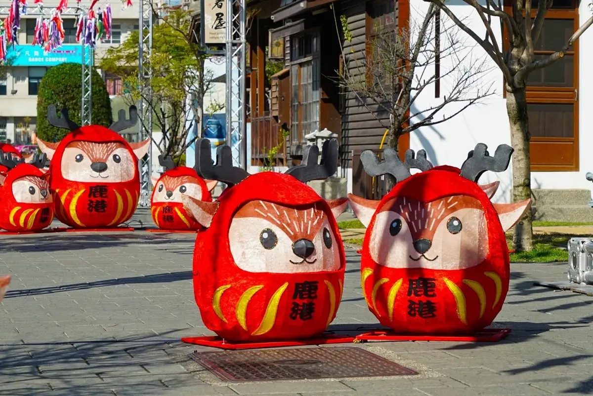 最正宗台版奈良「梅花鹿大道」！整群「小鹿不倒翁」排排站，晚上還會點燈