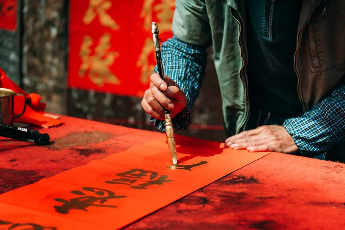 新年春聯怎麼貼?命理師曝貼「這字」會旺,門聯張貼禁忌、順序位置一次看 新年春聯怎麼貼?命理師曝貼「這字」會旺,門聯張貼禁忌、順序位置一次看