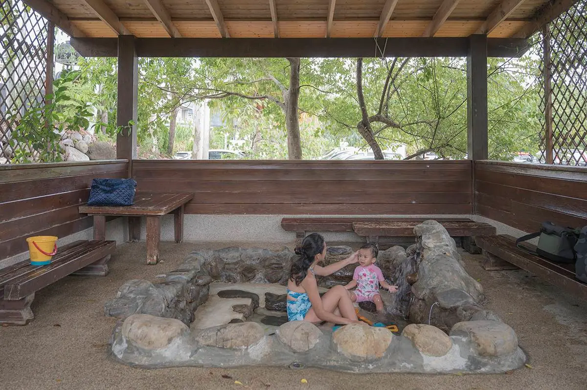 不限時泡湯只要250元！千坪「露天溫泉」爽泡美人湯，先搶親子溫泉湯屋區