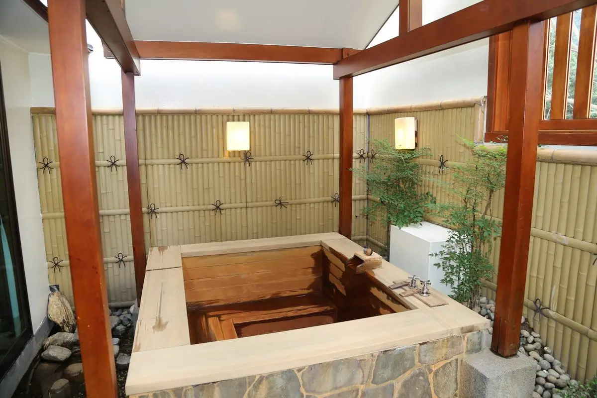 全台最神祕溫泉旅館！榻榻米客房宛如置身日本，爽泡戶外大眾池賞「地熱谷」