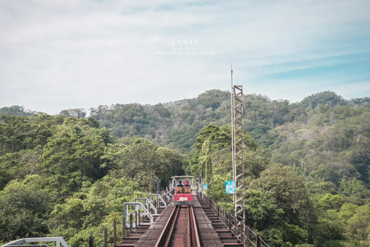 宛如進入時光隧道!苗栗「鐵道自行車」眺望火炎山美景,探險隱藏版斷橋祕境 宛如進入時光隧道!苗栗「鐵道自行車」眺望火炎山美景,探險隱藏版斷橋祕境