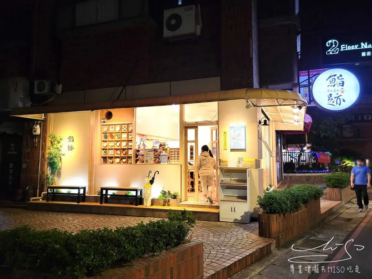 浮誇花朵生魚丼！13片「厚切刺身」塞滿整碗只要250元，超夯日料板橋人搶吃