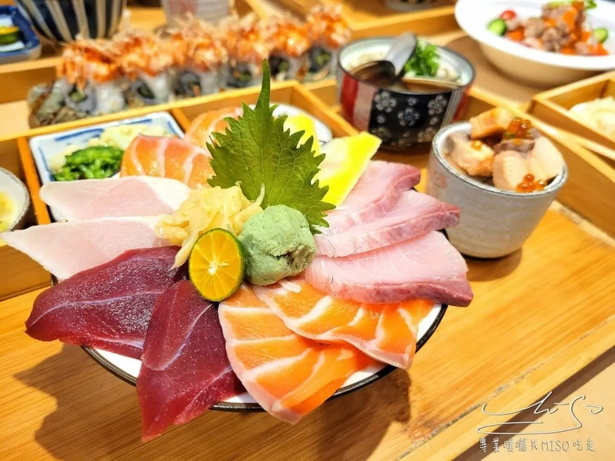 浮誇花朵生魚丼！13片「厚切刺身」塞滿整碗只要250元，超夯日料板橋人搶吃