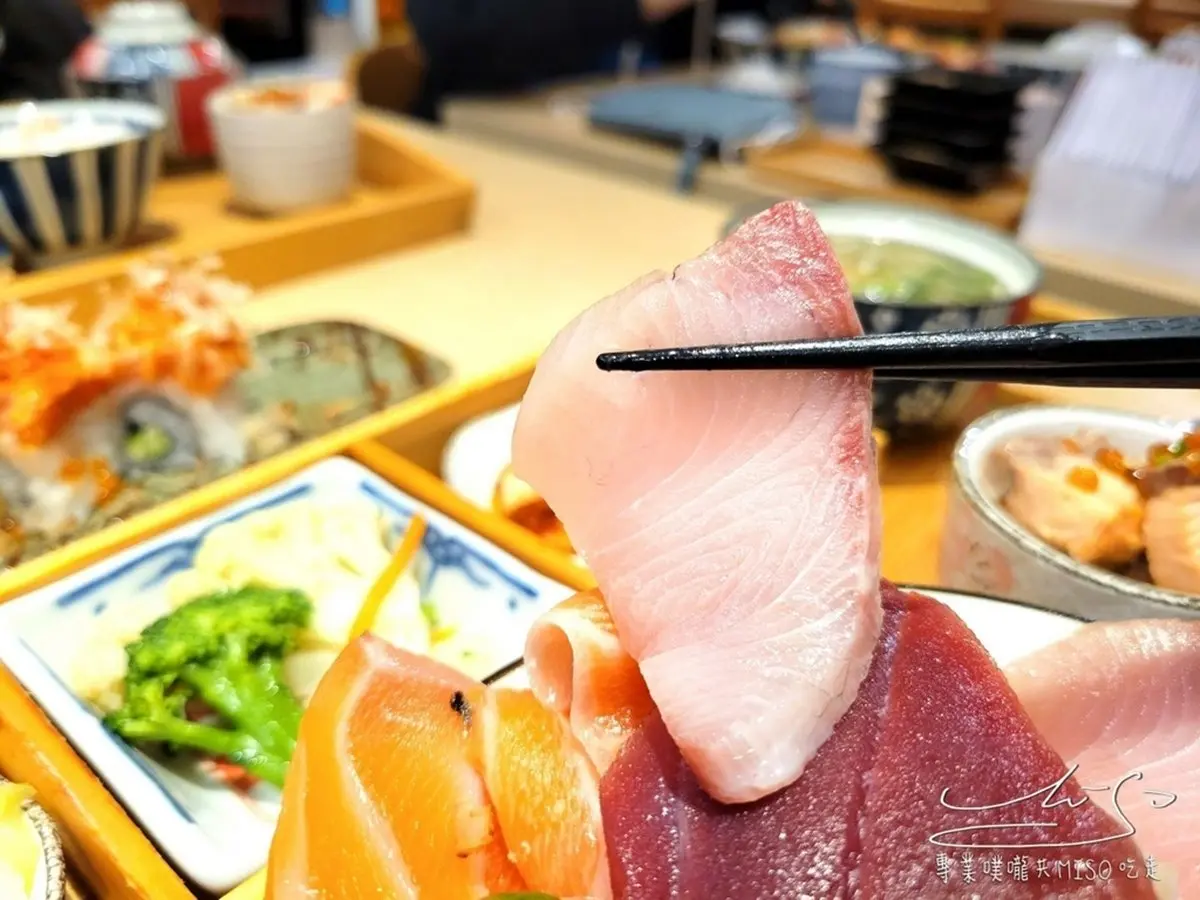 浮誇花朵生魚丼！13片「厚切刺身」塞滿整碗只要250元，超夯日料板橋人搶吃
