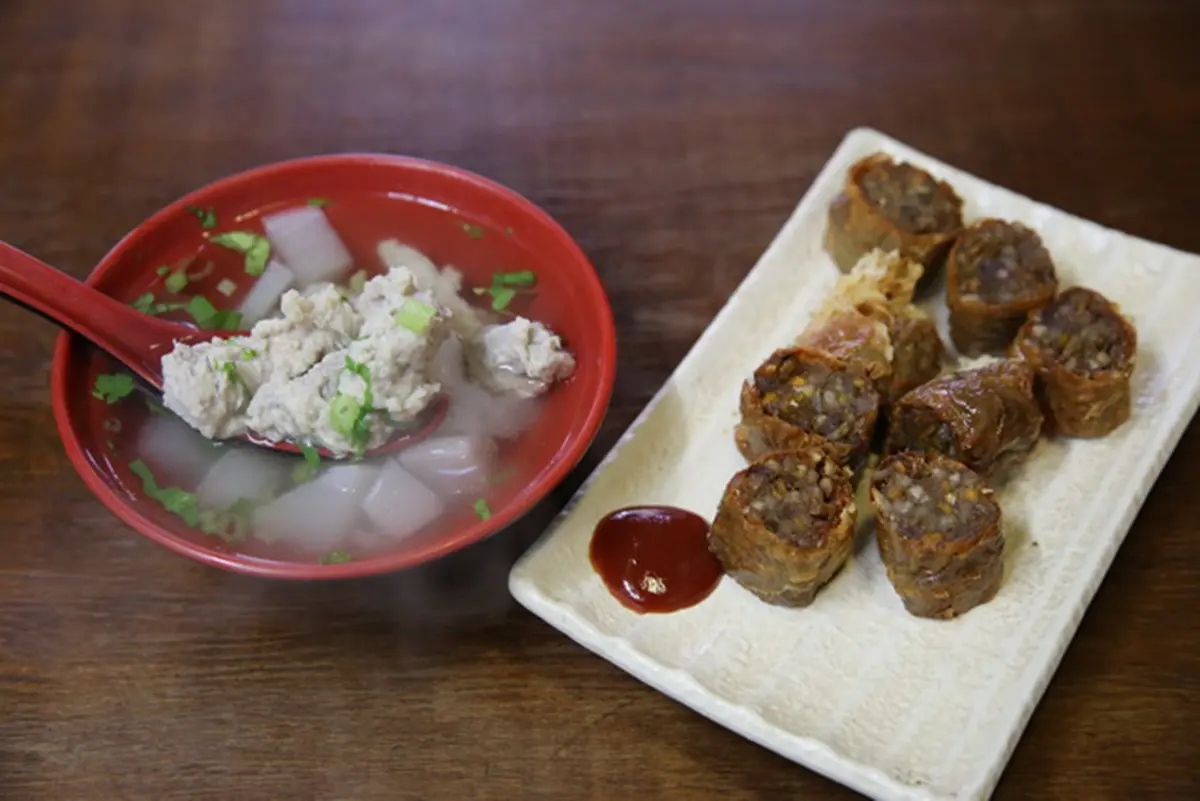 放天燈順路吃！平溪５家人氣美食：30年炭火香腸、古早椪餅麵茶、酥皮窯烤雞