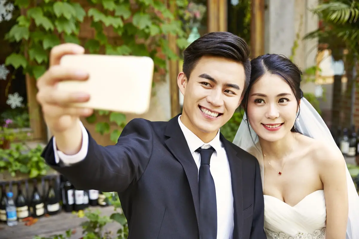 2022年12生肖脫單指南！屬鼠穿黑色可招桃花，屬馬滑手機能有「異國連結」