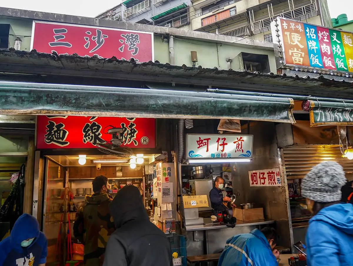 基隆人才知隱藏小攤！「魚羹包大腸」麵線想吃先排隊，老饕推加20元多１倍羹