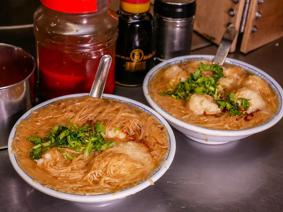基隆人才知隱藏小攤！「魚羹包大腸」麵線想吃先排隊，老饕推加20元多１倍羹